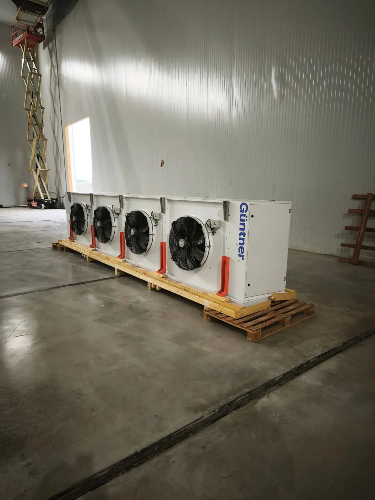 Evaporador industrial de cuatro ventiladores sobre palé, preparado para su montaje en cámara